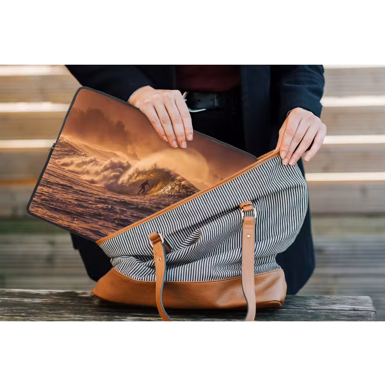 Surfer - Golf - Oceaan - Sport - Oranje laptophoes neopreen klein -tas