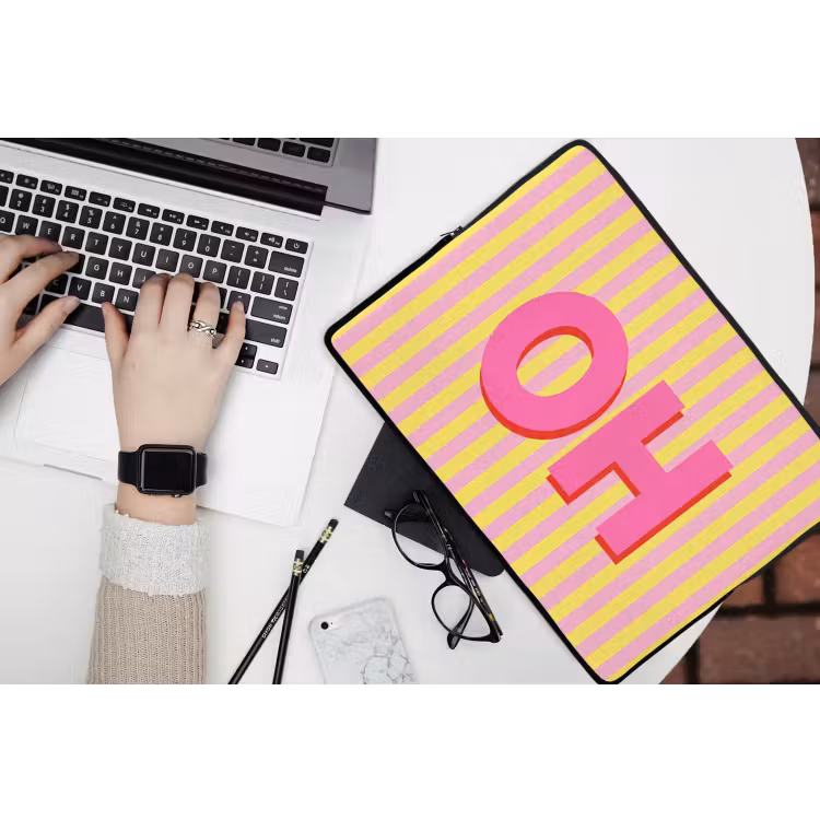 Tekst - Strepen - Roze laptophoes neopreen klein -bureau