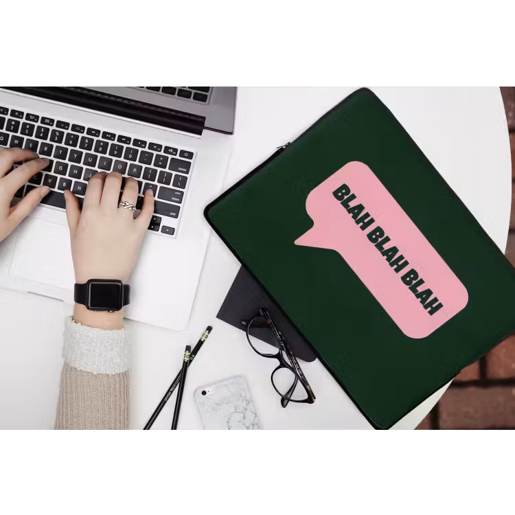Tekstwolk - BLAH BLAH BLAH - Roze laptophoes neopreen klein -bureau