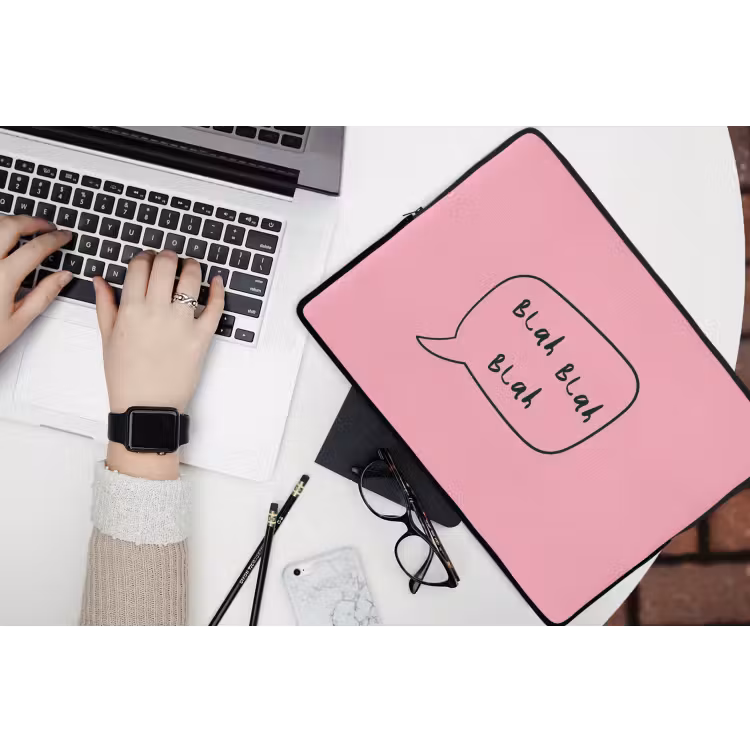 Tekstwolkje - BLAH BLAH BLAH - Roze laptophoes neopreen klein -bureau