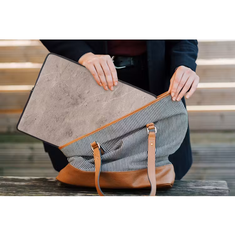 Textuur - Steen - Patroon - Rustiek - Beige laptophoes neopreen klein -tas