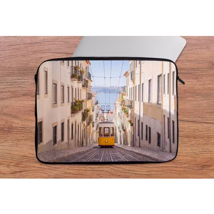 Tram - Straat - Stad - Architectuur - Geel laptophoes neopreen klein -tafel