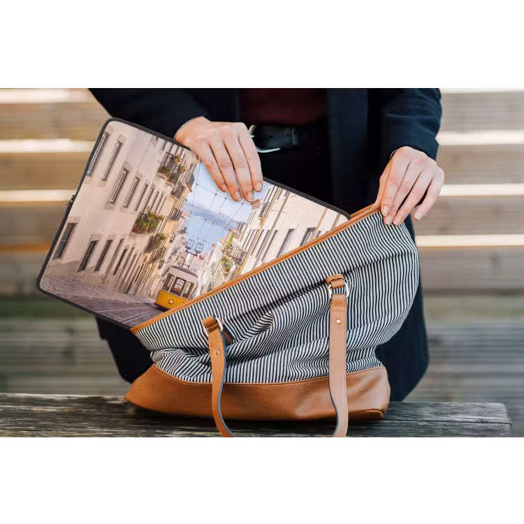 Tram - Straat - Stad - Architectuur - Geel laptophoes neopreen klein -tas