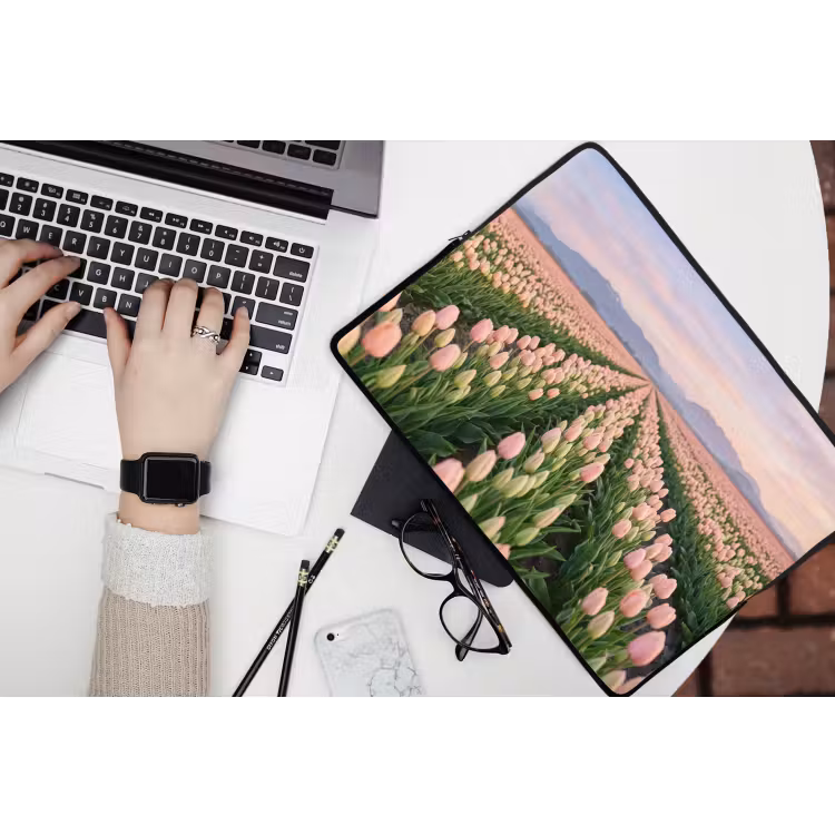 Tulpen - Landschap - Roze laptophoes neopreen klein -bureau