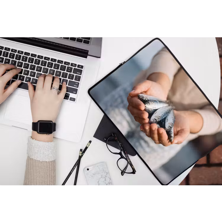 Laptophoes Vis - Handen - Natuur - Vis - Handen - Natuur laptophoes neopreen klein