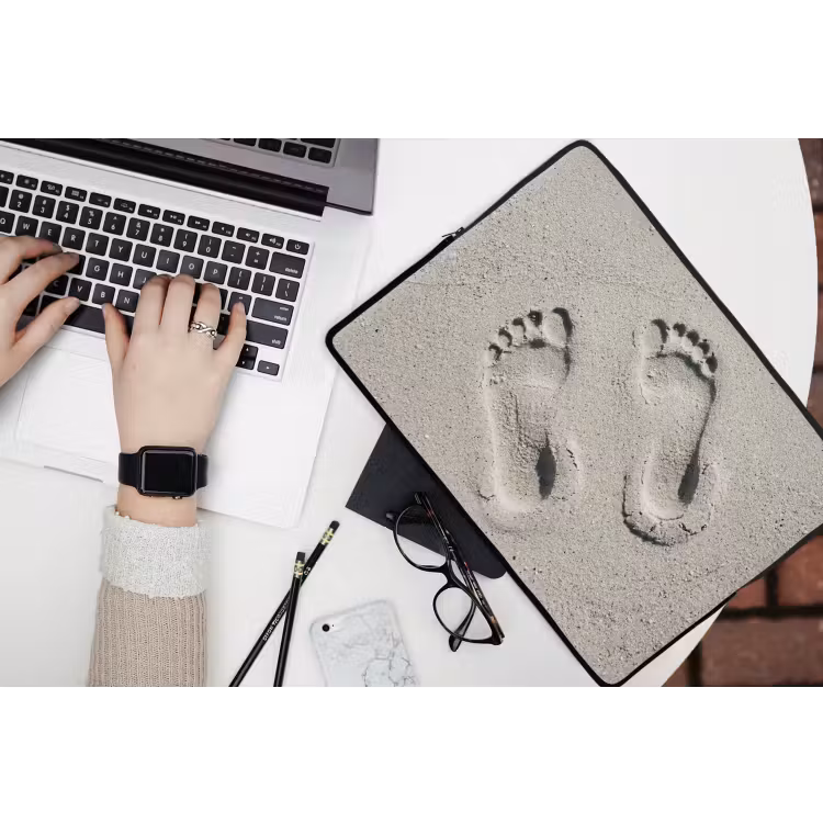Voeten - Zand - Zee laptophoes neopreen klein -bureau