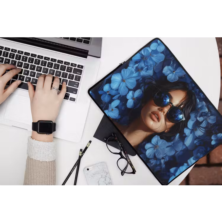 Vrouw - Blauw - Bloemen - Vlinders - Natuur laptophoes neopreen klein -bureau