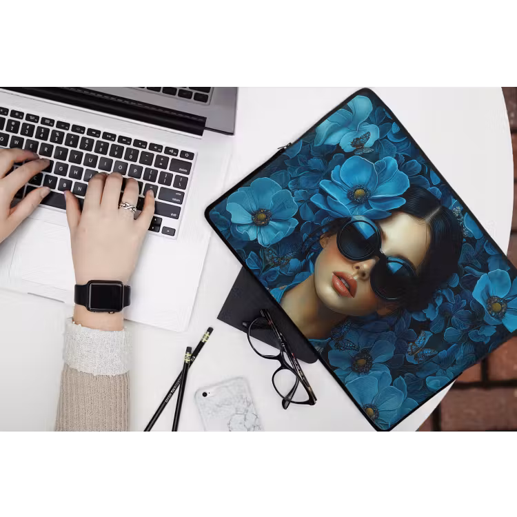 Vrouw - Bloemen - Blauw - Aesthetic - Luxe laptophoes neopreen klein -bureau