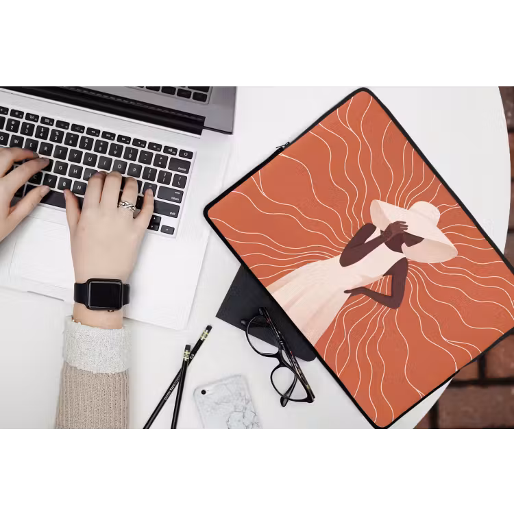 Vrouw - Hoed - Portret - Modern - Beige laptophoes neopreen klein -bureau