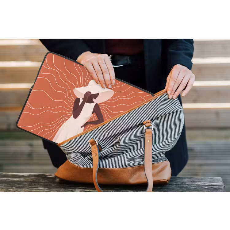 Vrouw - Hoed - Portret - Modern - Beige laptophoes neopreen klein -tas