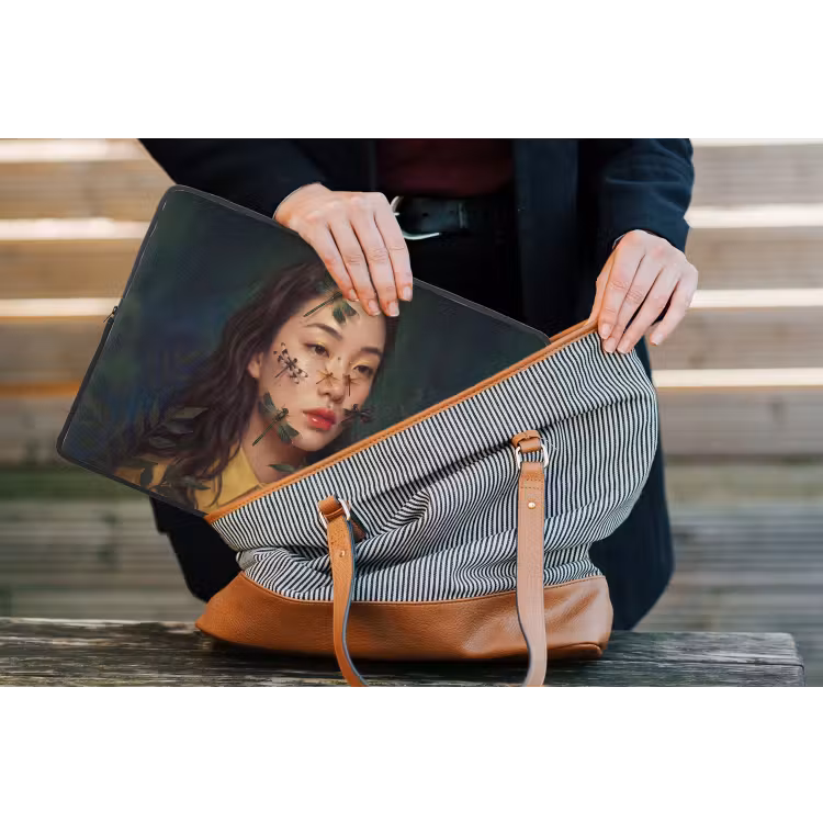 Vrouw - Insecten - Natuur - Portret - Groen laptophoes neopreen klein -tas