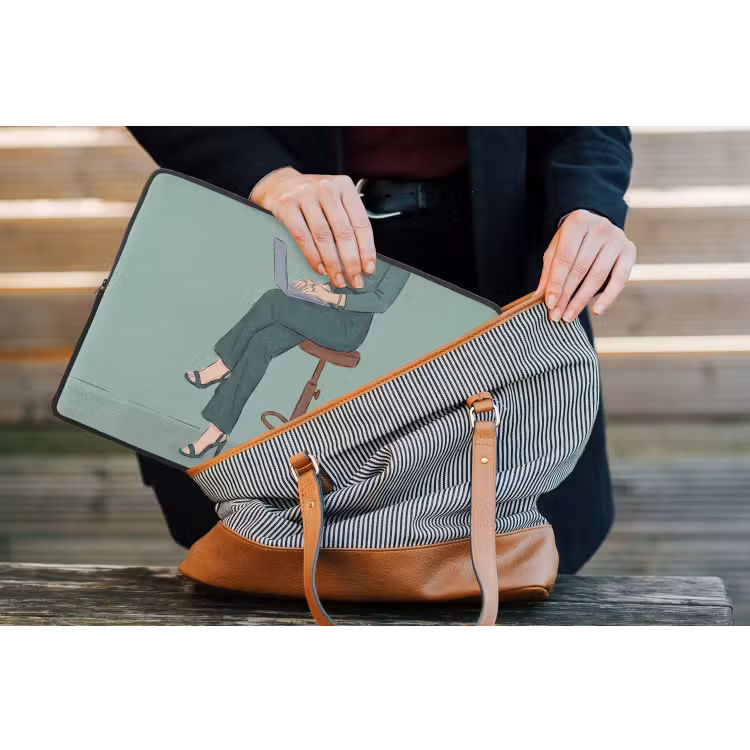 Vrouw - Laptop - Zittend - Illustratie - Groen laptophoes neopreen klein -tas