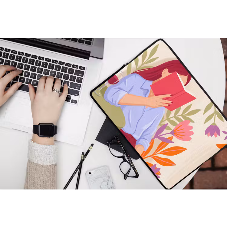 Vrouw - Lezen - Thuis - Modern - Bloemen laptophoes neopreen klein -bureau