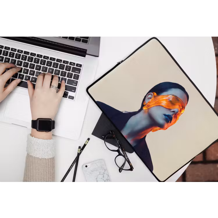 Vrouw - Oranje - Abstract - Modern - Kleurrijk laptophoes neopreen klein -bureau
