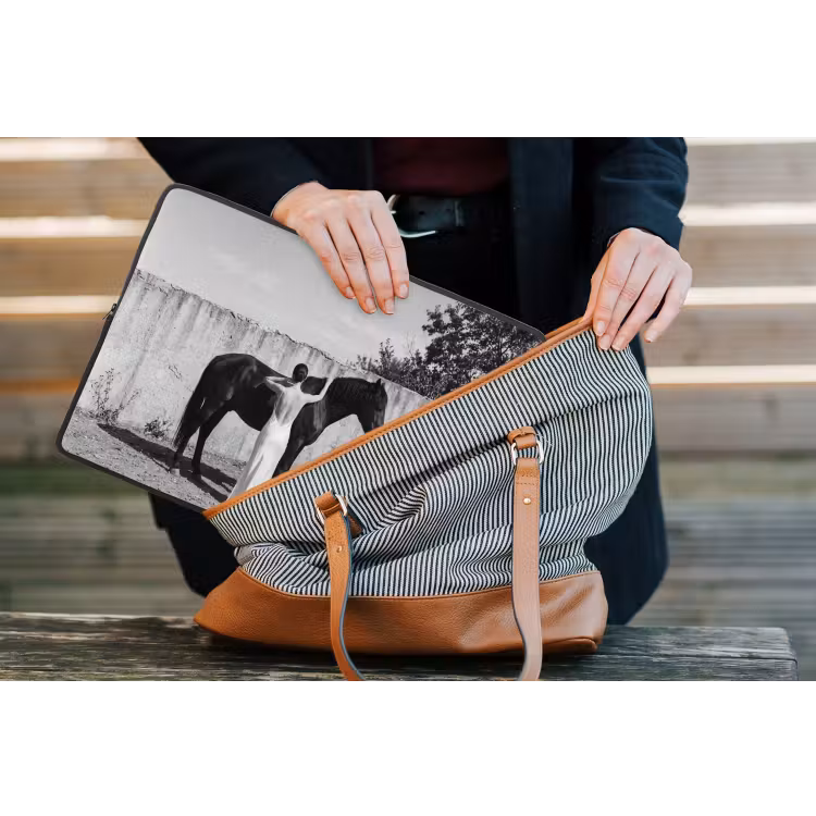 Vrouw - Paard - Artistiek laptophoes neopreen klein -tas