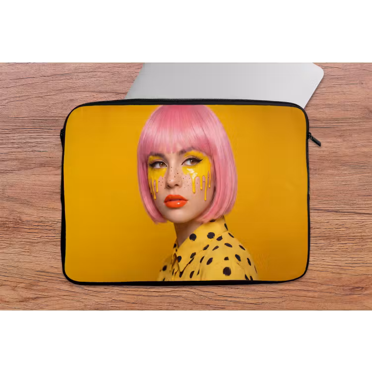 Vrouw - Portret - Abstract - Kleurrijk - Geel laptophoes neopreen klein -tafel