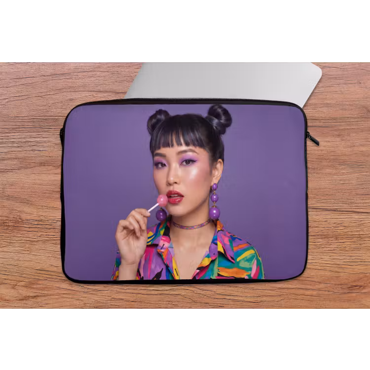 Vrouw - Portret - Make-up - Paars - Levendig laptophoes neopreen klein -tafel