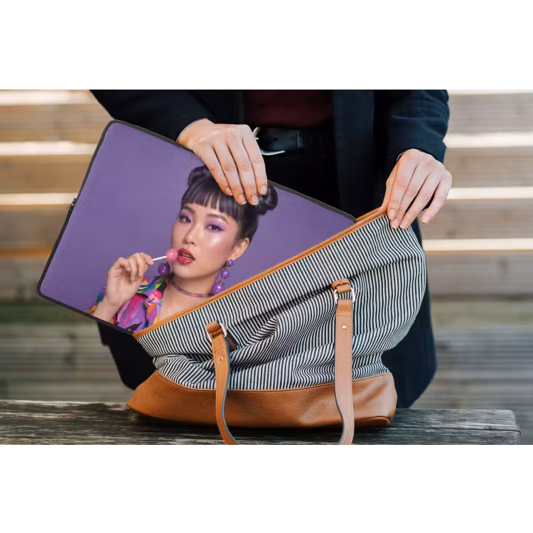 Vrouw - Portret - Make-up - Paars - Levendig laptophoes neopreen klein -tas