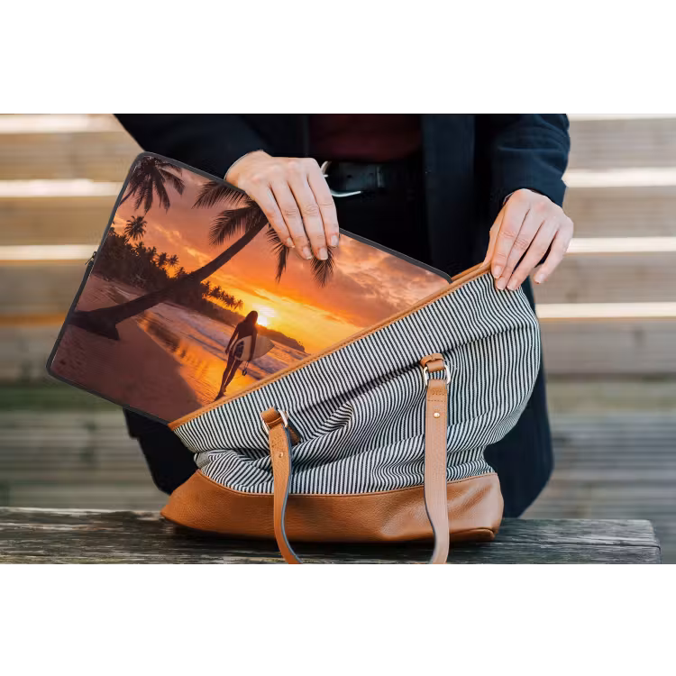 Vrouw - Surfplank - Strand - Zonsondergang - Oranje laptophoes neopreen klein -tas
