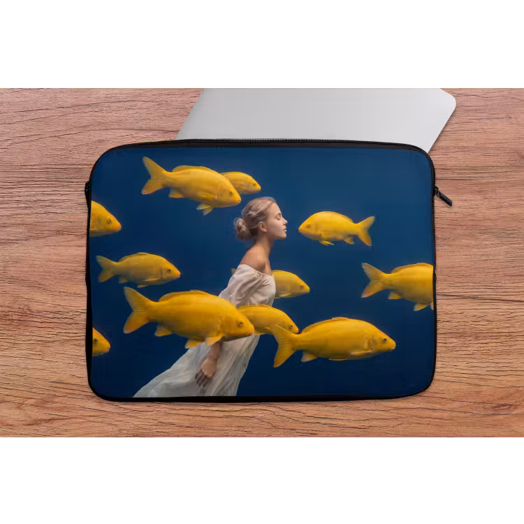 Vrouw - Vis - Water - Natuur - Geel laptophoes neopreen klein -tafel