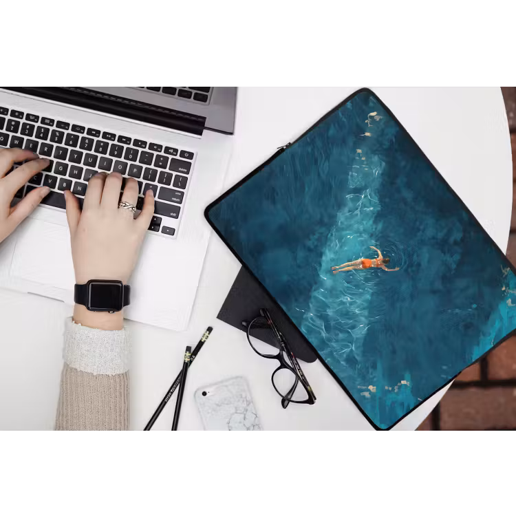 Vrouw - Water - Bikini - Oranje laptophoes neopreen klein -bureau