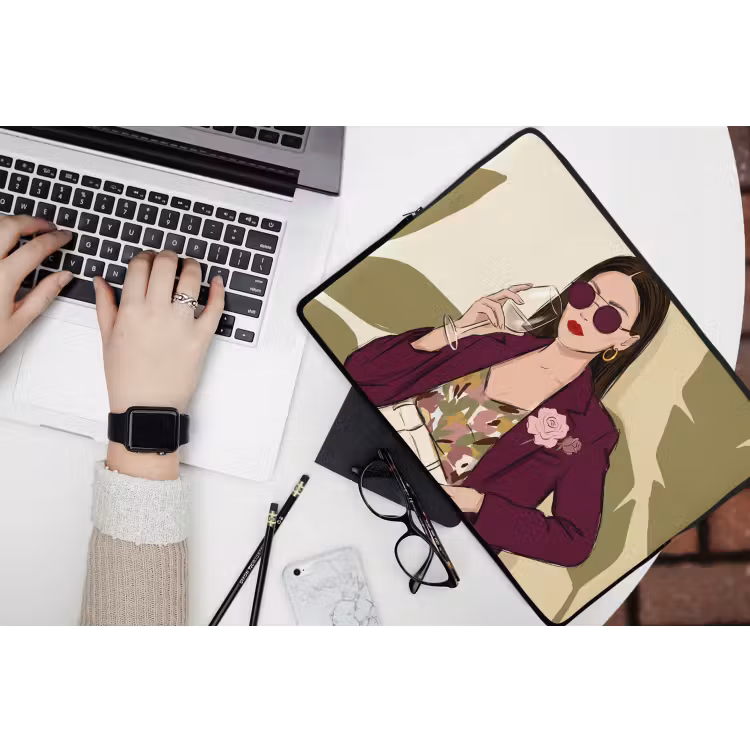 Vrouw - Wijn - Portret - Mode - Modern laptophoes neopreen klein -bureau