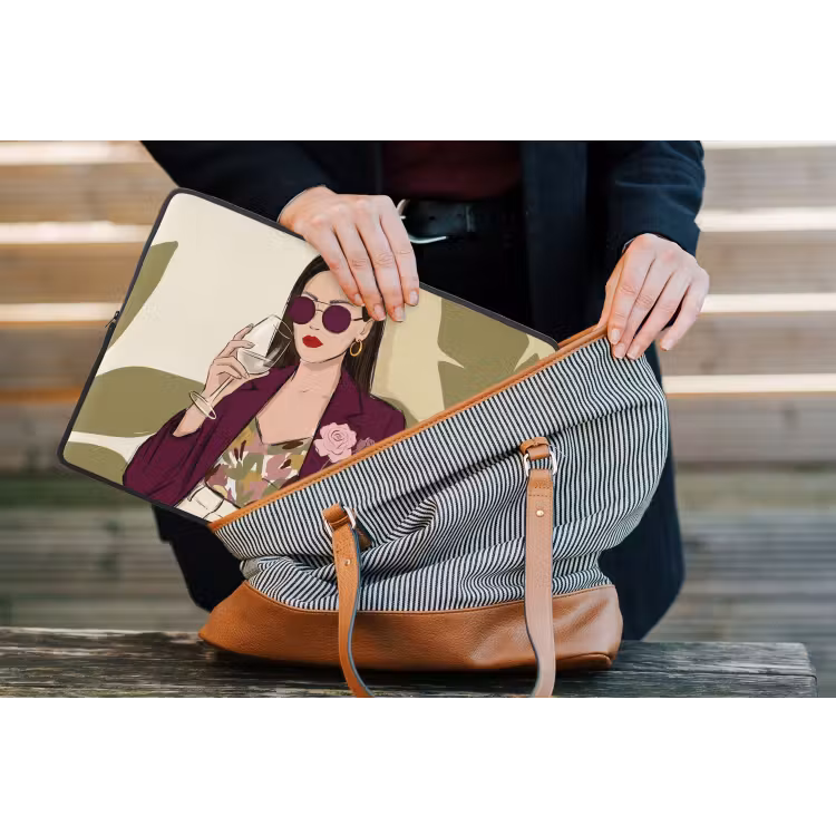 Vrouw - Wijn - Portret - Mode - Modern laptophoes neopreen klein -tas