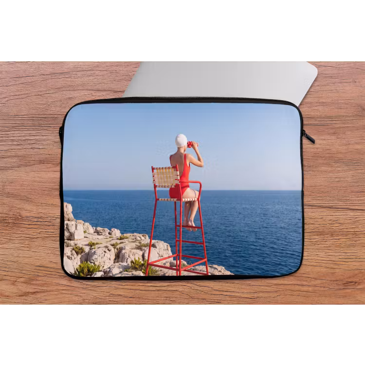 Vrouw - Zee - Kust - Verrekijker - Rood laptophoes neopreen klein -tafel