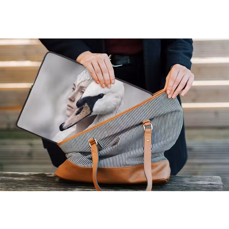 Vrouw - Zwaan - Wit laptophoes neopreen klein -tas