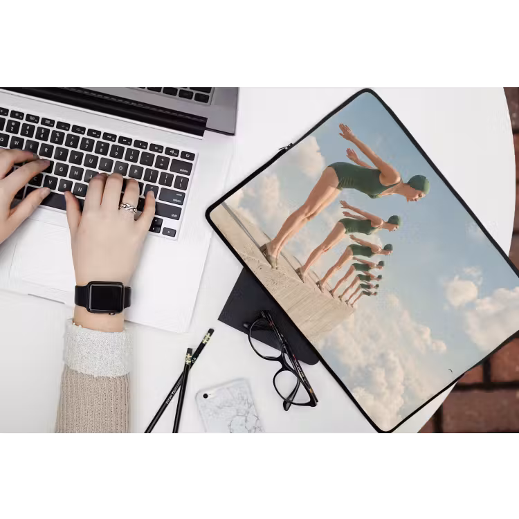 Laptophoes Vrouwen - Duikhouding - Wolken - Vrouwen - Duikhouding - Wolken laptophoes neopreen klein