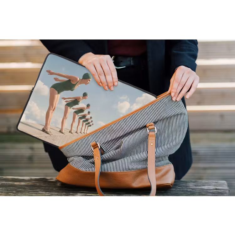Laptophoes Vrouwen - Duikhouding - Wolken - Vrouwen - Duikhouding - Wolken laptophoes neopreen klein