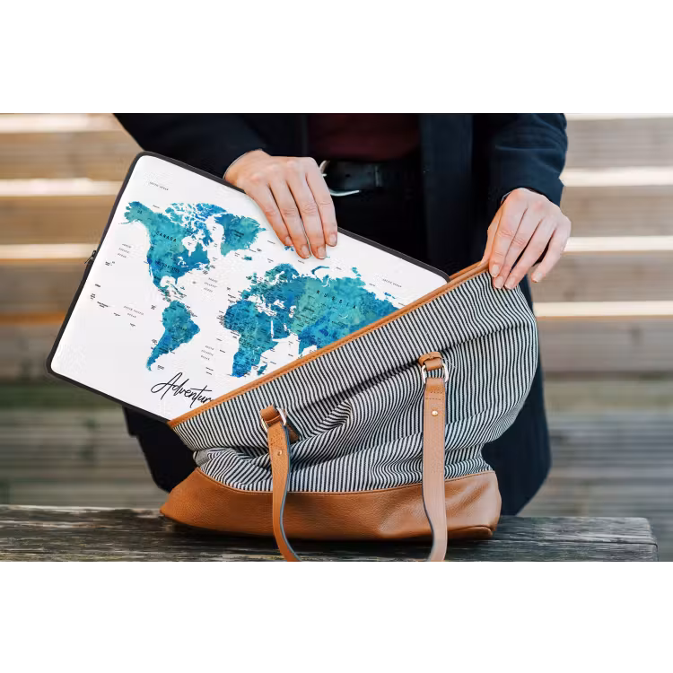 Wereldkaart - Blauw - Kleurrijk laptophoes neopreen klein -tas