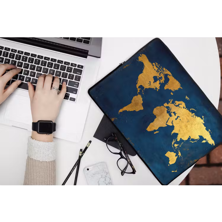 Wereldkaart - Goud - Donkerblauw laptophoes neopreen klein -bureau