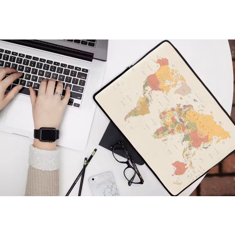 Wereldkaart - Realistisch - Beige laptophoes neopreen klein -bureau