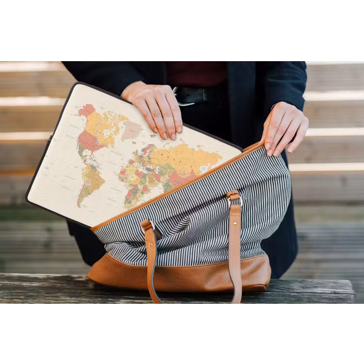 Wereldkaart - Realistisch - Beige laptophoes neopreen klein -tas