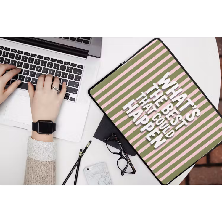 What's the best that could happen - Strepen - Groen - Roze laptophoes neopreen klein -bureau