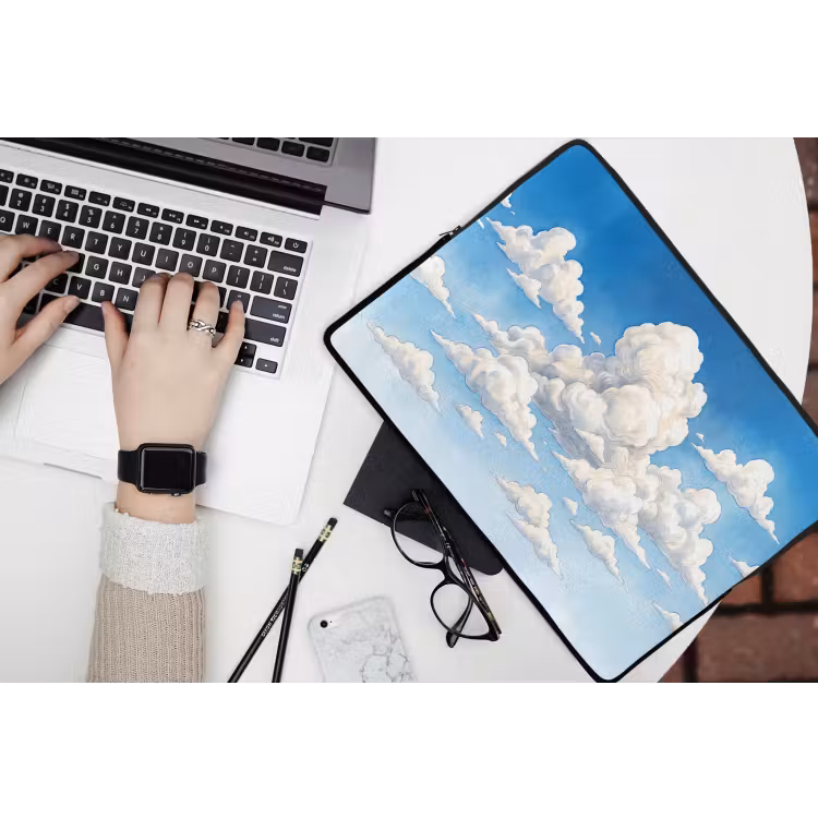 Wolken - Blauwe lucht - Natuur - Modern - Wit laptophoes neopreen klein -bureau