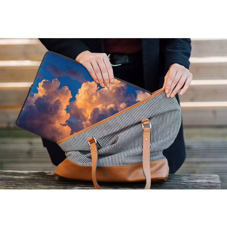 Wolken - Zonsondergang - Natuur - Oranje - Blauw laptophoes neopreen klein -tas