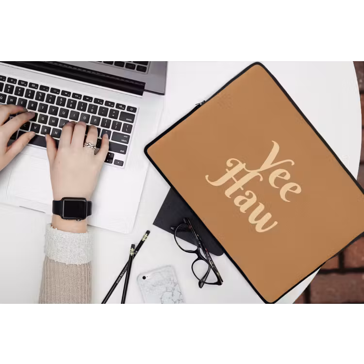 Yee haw - Bruin - Minimalistisch laptophoes neopreen klein -bureau