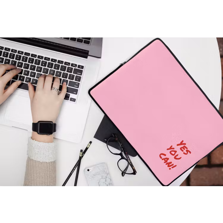 Yes you can do it - Rood - Roze laptophoes neopreen klein -bureau