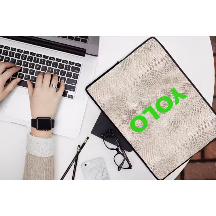 YOLO - Groen - Neon - Slangenprnt laptophoes neopreen klein -bureau