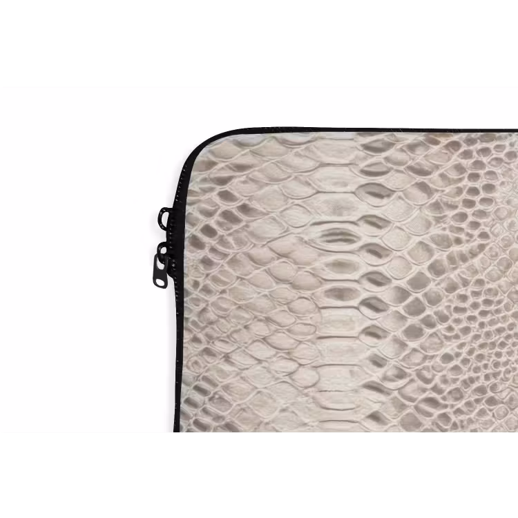 YOLO - Groen - Neon - Slangenprnt laptophoes neopreen klein -detail