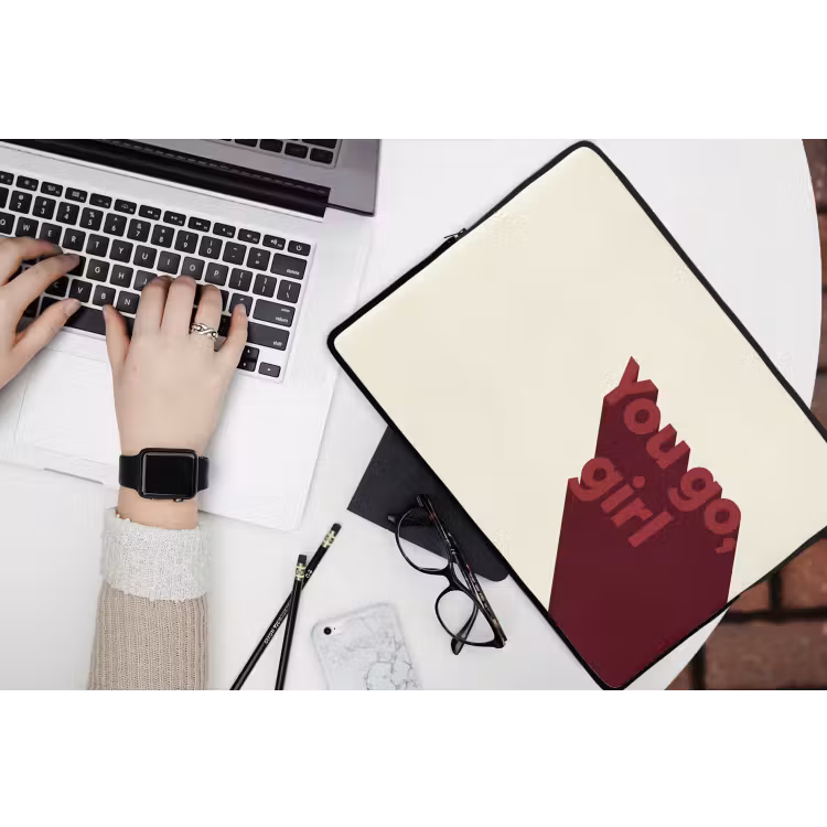 you go girl - 3D - Rood laptophoes neopreen klein -bureau