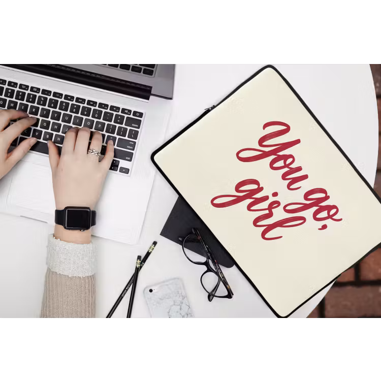 you go girl - Rood - Wit laptophoes neopreen klein -bureau
