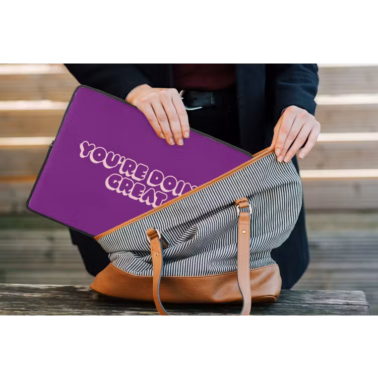 You're doing great - Paars - Bubble letters laptophoes neopreen klein -tas