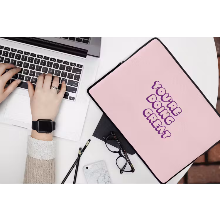 You're doing great - Roze - Bubble letters laptophoes neopreen klein -bureau