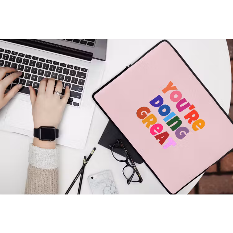 You're doing great - Roze - Kleurrijk laptophoes neopreen klein -bureau
