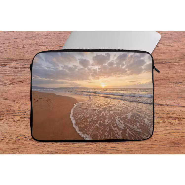 Zee - Kustlijn - Wolken - Landschap - Oranje laptophoes neopreen klein -tafel