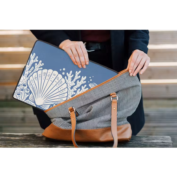 Zeeleven - Koraal - Schelp - Vis - Illustratie - Onderwater laptophoes neopreen klein -tas