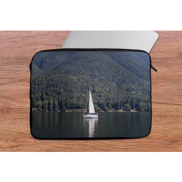 Zeilboot - Water - Bergen - Natuur - Groen laptophoes neopreen klein -tafel